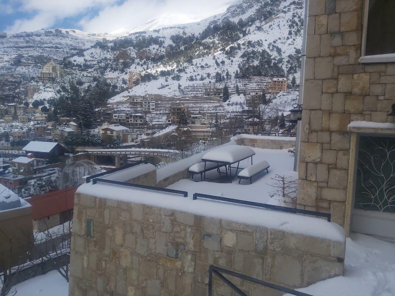 Guesthouse 1 with a View – Bcharri