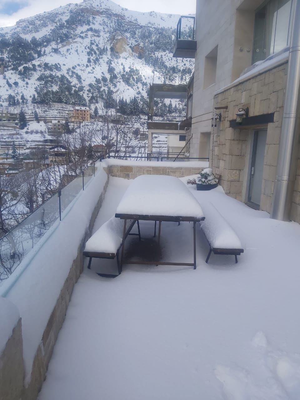 Guesthouse 1 with a View – Bcharri