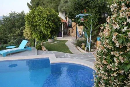 Lavender House with Pool – Ghedres, Jbeil