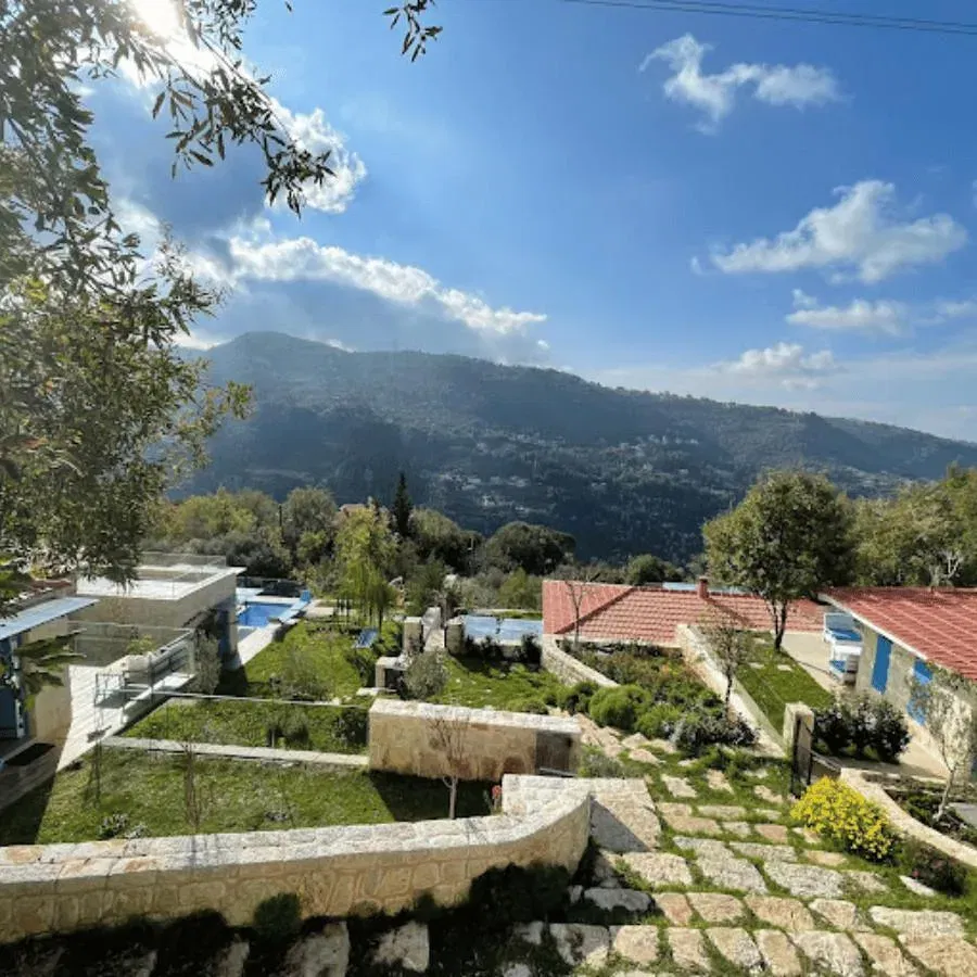 Capucine Chalet in a Resort – Fatre, Jbeil