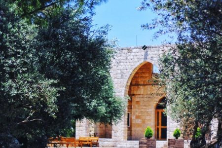 Guesthouse in a Rustic Resort – Kfarhazir, Koura