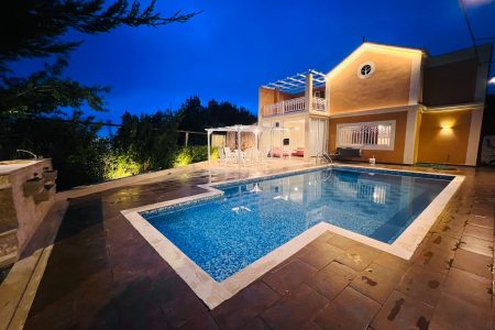 Big Chalet with Private Pool – Ain Qana, Nabatieh