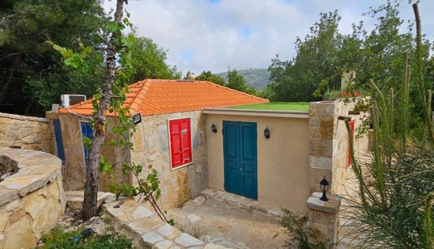 Guesthouse One with Pool – Baaqline, Chouf