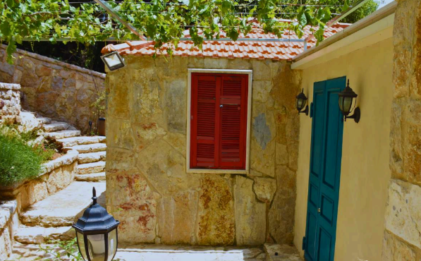 Two Guesthouses with Private Pool – Baaqline, Chouf