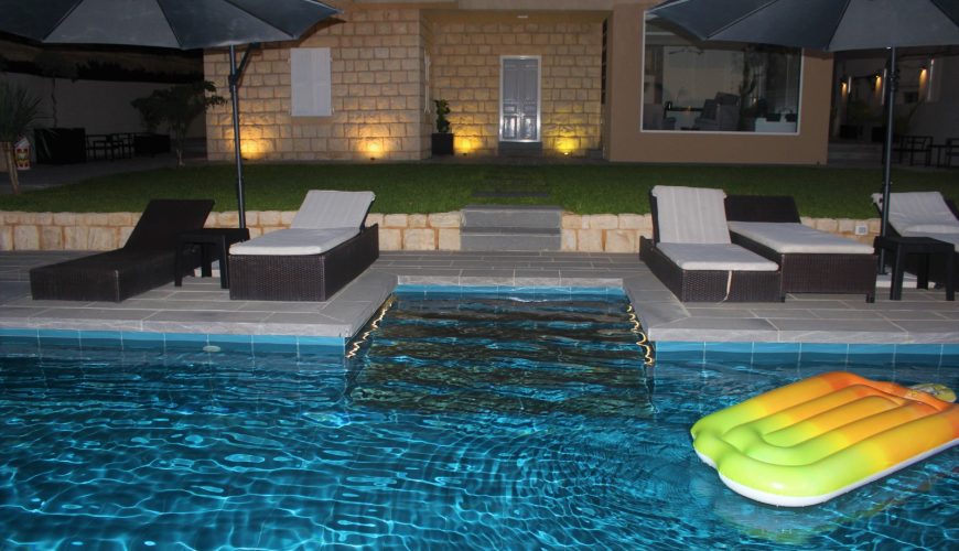 Howea Chalet with Pool – Fidar, Jbeil