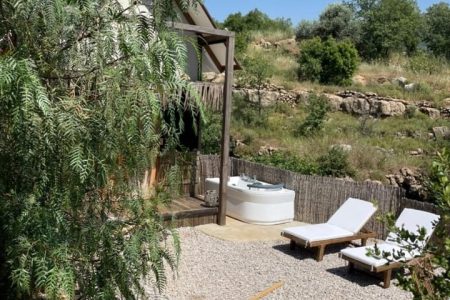 Violet Bungalow – Bzebdine, Matn